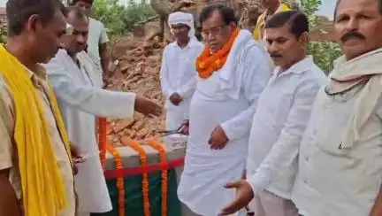 जगदीशपुर: विधानसभा क्षेत्र के वराॅव ग्राम में लाखों की लागत से बने पोखरा में घाट का उद्घाटन विधायक राम विशुन सिंह लोहिया ने किया
