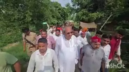 मेहदावल: अमरडोभा गांव पहुंचे कैबिनेट मंत्री संजय निषाद, पीड़ितों से की मुलाकात