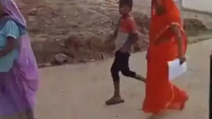 गोंडा: धुंसवा गांव में झगड़ा रोकने गई मां को बेटे और बहू ने बाल पकड़कर पीटा, पीड़ित मां ने थाने में की शिकायत