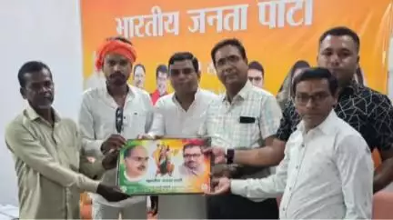 सक्ती भाजपा ग्रामीण मंडल ने बलिदान दिवस से पूर्व बूथ अध्यक्ष को डॉ. श्यामा प्रसाद मुखर्जी का छायाचित्र वितरण किया
