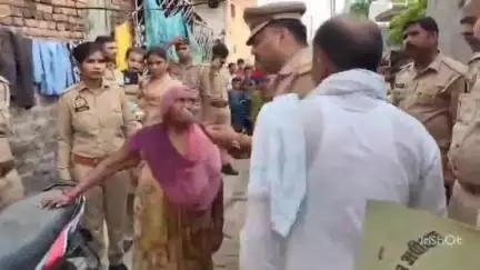 छिबरामऊ: तालग्राम थाना पुलिस ने शराब के मामले में निकवा गांव के वांछित युवक के घर पर की दो बाइकों की कुर्की की कार्रवाई