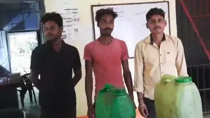 बलिया: बलिया पुलिस ने 30 लीटर देसी शराब के साथ तीन शराब कारोबारियों को किया गिरफ्तार
