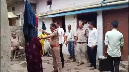 खंडवा: जावर पुलिस ने भकराड़ा गाँव में एक महिला के घर पर दी दबिश