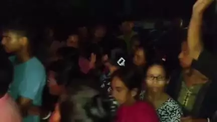 কোচবিহার ১: হরিণচওড়া এলাকায় বাঁধের রাস্তা অবরোধে শামিল স্থানীয় বাসিন্দারা, উত্তেজনা নিয়ন্ত্রণে কোতোয়ালি থানার পুলিশ