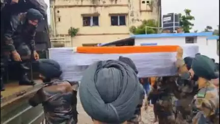 নামখানা: ভারতের সেনাবাহিনীর খাস রামকর এলাকা বাসিন্দা তার মৃতদেহ নামখানা থেকে কফিন বন্দি দেবর ফিরল বাড়িতে