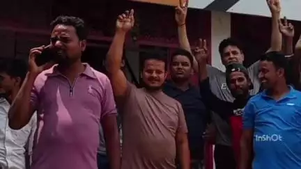 नौतनवा: सोनौली कस्बे में साप्ताहिक बंदी की मांग को लेकर श्रमिकों ने किया प्रदर्शन