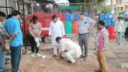 नौगांव: कोठी चौराहे से डाकखाने चौराहे तक नाली का होगा निर्माण, पालिका सीएमओ व अध्यक्ष ने किया निरीक्षण