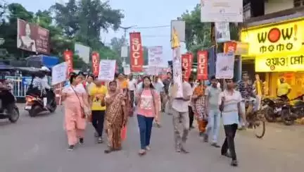 মেদিনীপুর: ইরানে হামলার জন্য পরোক্ষ মত দিয়েছে মার্কিনরা, প্রতিবাদে মেদিনীপুরে বিক্ষোভ এস ইউ সি আই এর