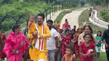 করিমপুর ১: আজ করিমপুরের চরমেঘনা গ্রামে আক্রান্ত মানুষের পাশে বিধায়ক বিমলেন্দু সিংহ রায়