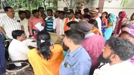पेटरवार: मुरुबन्दा में गोमिया विधायक ने सुनी जनता की समस्याएं, समाधान का दिया आश्वासन