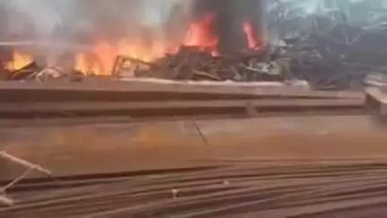 स्वारघाट: स्वारघाट के कैंचीमोड़ में भारत कंस्ट्रक्शन कंपनी के स्टोर के साथ कबाड़ में लगी भीषण आग, लाखों का हुआ नुकसान
