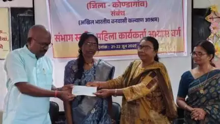 कोंडागांव: कस्तूरबा बालिका छात्रावास में आयोजित कार्यक्रम में डॉ. जयमती कश्यप ने वनवासी विकास समिति को दिया ₹1 लाख का दान