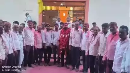 बसमत: गुंज येथे विविध कार्यकारी सेवा सोसायटीचा दणदणीत विजयी झाल्याने आनंद साजरा करण्यात आला