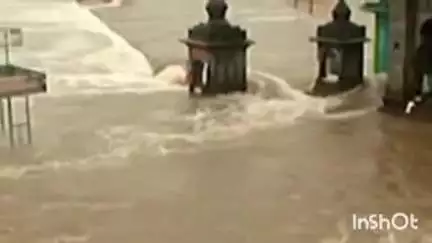 नाशिक: गोदावरीच्या पूर पाण्यामुळे सलग चौथ्या दिवशी रामकुंड येथील मंदिरे पाण्याखाली