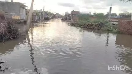 कुम्हेर: कुम्हेर में जलभराव से वाहन चालकों और आम जन को हो रही परेशानी, नगर पालिका ने पानी निकासी के लिए पंप सेट लगाए