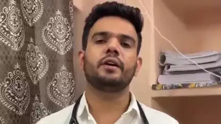बीकानेर: बीकानेर के पीबीएम अस्पताल के रेज़िडेंट डॉक्टर्स ने डॉ. रवि शर्मा को न्याय दिलाने हेतु दो घंटे किया पेन डाउन हड़ताल