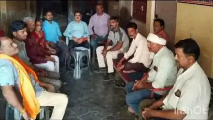रामनगर: बुढ़वल चौराहा स्थित विश्व हिंदू परिषद कार्यालय पर आगामी कार्यक्रमों को लेकर प्रखंड बैठक आयोजित की गई