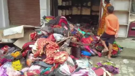 नौतनवा: नौतनवा कस्बे के जानकी नगर वार्ड में शॉर्ट सर्किट से कपड़े की दुकान में लगी आग, लाखों का सामान जलकर हुआ राख