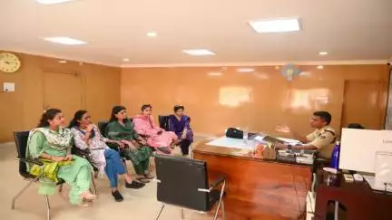 ବାଲିଗୁଡା: ଫୁଲବାଣୀ SP ଙ୍କ କଯ୍ୟାଳୟ ଠାରେ AICC ର 5ଜଣିଆ ମହିଳା ପ୍ରତିନିଧି ଦଳ SP ଙ୍କୁ ସାକ୍ଷତସ କରିଥିବା ଜଣାପଡିଛି,