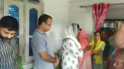 বৰক্ষেত্ৰী: মুকালমুৱাৰ পেৰাধৰা চৰত সংঘটিত নাও দুৰ্ঘটনাত মৃত্যু হোৱা আব্দুল গফুৰৰ বাসগৃহত উপস্থিত জিলা কংগ্ৰেছৰ সভাপতি