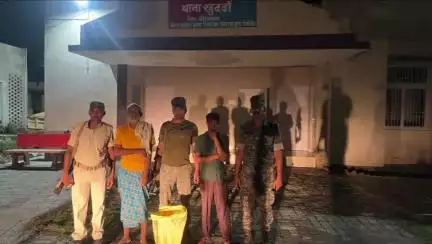ओबरा: खुदवां थाना के गैनी गांव में पुलिस ने 14.4 लीटर शराब के साथ 2 व्यक्तियों को किया गिरफ्तार
