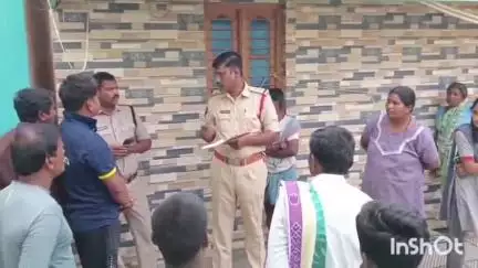 రామసముద్రం మండలం, ఆర్ నడింపల్లి రమేష్ ఇంటిలో దొంగలు చోరీచేసిన ప్రదేశాన్ని ఆదివారం ఆధారాలు సేకరించిన ఎస్సైరమేష్ బాబు