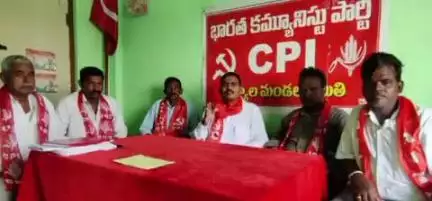 చేర్యాల: కడవేరుగు గ్రామంలో నిర్మిస్తున్న వంతెన నిర్మాణ పనులను వెంటనే పూర్తి చేయాలి: జిల్లా సీపీఐ కార్యవర్గ సభ్యుడు అందె అశోక్