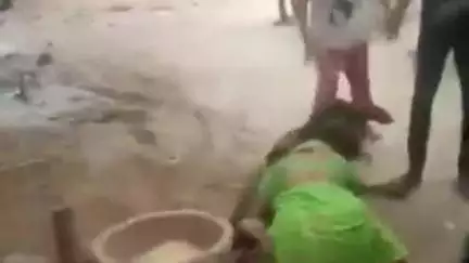 गौरीगंज: गौरीगंज क्षेत्र के हरदों गांव में दो दिन पहले जमीनी विवाद के चलते हुई मारपीट का वीडियो आज सोशल मीडिया पर हुआ वायरल