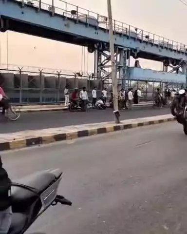 कानपुर: गंगा बैराज में बाइक सवार ने बैकग्राउंड में बदमाशी वाला गाना लगाकर स्टंट करते हुए बनाई रील, वीडियो सोशल मीडिया पर वायरल