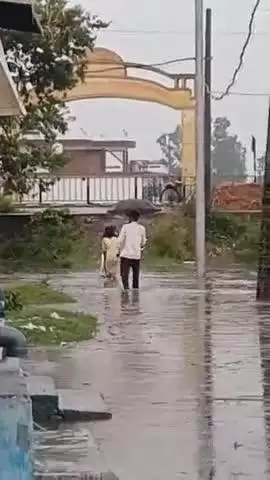 पीलीभीत: गजरौला कला में हल्की बारिश के बाद जल भराव की स्थिति का जायजा लेने पहुंचे एसडीएम, समाधान का दिया आश्वासन