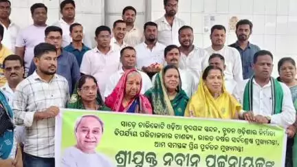 ଆସିକା: ନବୀନ ପଟ୍ଟନାୟକ ଙ୍କ ଆସୁ ଆରୋଗ୍ୟ କାମନାକରି ମା ଖମ୍ବେଶ୍ୱରୀ ପୀଠରେ ଦୀପ ଜାଳି ପ୍ରାଥନା କଲେ ବିଜେଡି ନେତା