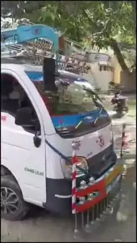 पातेपुर: पातेपुर के बहुआरा में बजरंग दल कार्यकर्ताओं ने पशुओं से भरी तस्करी वैन को पकड़ा, पुलिस को सौंपा