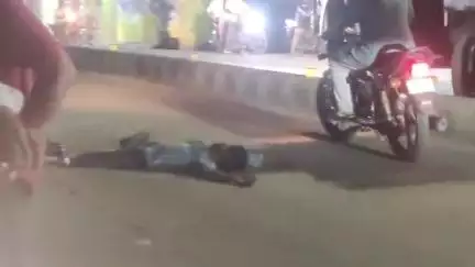 పాలకొల్లు: మద్యం మత్తులో రహదారికి అడ్డంగా పడుకున్న తాగుబోతు, పట్టణ గాంధీ బొమ్మ సెంటర్లో చోటు చేసుకున్న ఘటన
