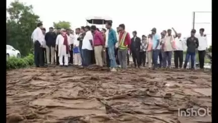 निफाड: पिंपळस ते येवला सिमेंट काँक्रीट महामार्गाच्या कामाची मंत्री भुजबळ यांनी निफाड येथे केली पाहणी