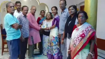 সিউড়ি ১: সিউড়ি পৌরসভার ১৪ নম্বর ওয়ার্ডে একাধিক মানুষের বাড়ি বাড়ি জগন্নাথ দেবের প্রসাদ পৌঁছে দিল কাউন্সিলার