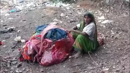 घुवारा: रामटौरिया में मानसिक रूप से विक्षिप्त महिला कचरे में मिली, मदद की गुहार