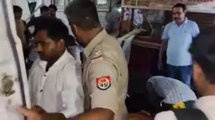 इटावा: रेलवे स्टेशन बजरिया में तेज रफ्तार ऑटो चालक ने व्यक्ति पर चढ़ाया ऑटो, व्यक्ति गंभीर घायल, पुलिस ने भेजा अस्पताल