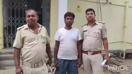 मधेपुरा: एससी एसटी थाना पुलिस ने कठरवा गांव में छापामारी कर एससी एसटी केस के फरार अभियुक्त रूपेश कुमार को गिरफ्तार किया