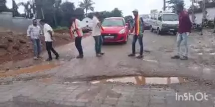 ಸಕಲೇಶಪುರ: ಪಟ್ಟಣದ ಅನೇಮಹಲ್-ಬ್ಯಾಕರವಳ್ಳಿ ಮಾರ್ಗದ ರಸ್ತೆ ಗುಂಡಿಮಯ, ಸ್ಥಳದಲ್ಲಿ ಕರವೇ ಆಕ್ರೋಶ