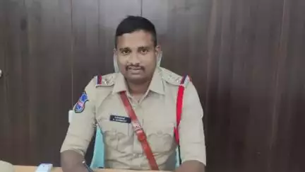 సిరిసిల్ల: చీర్లవంచ గ్రామంలో ఓ మహిళకు చెందిన భూమిని కబ్జా చేసేందుకు యత్నించిన వ్యక్తిపై కేసు నమోదు చేసిన ఎస్ఐ రామ్మోహన్
