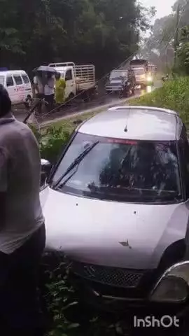 ಶೃಂಗೇರಿ: ಅಡ್ಡಗದ್ದೆ ಬಳಿ ಭೀಕರ ಕಾರು ಅಪಘಾತ, ರಸ್ತೆಗೆ ಅಡ್ಡಲಾಗಿ ವಿದ್ಯುತ್ ಕಂಬ ಬಿದ್ದು ಟ್ರಾಫಿಕ್ ಜಾಮ್