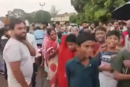 कांके: बारिश के कारण घरों में पानी घुसने को लेकर रांची में बड़ा तालाब से किशोरगंज जाने वाले रास्ते को स्थानीय लोगों ने किया बंद