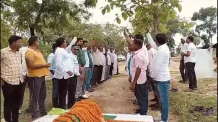 प्रखंड मुख्यालय के जोड़ाआम में झामुमो कार्यकर्ताओं ने शहीद बंसत पाठक की पुण्यतिथि मनाई