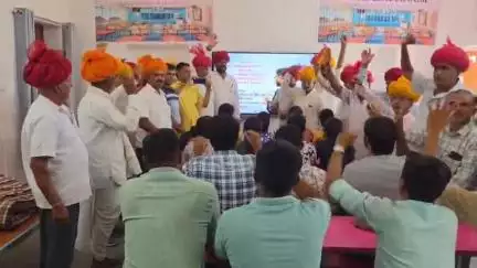 बर में महात्मा ज्योतिबा फुले माली (सैनी) शिक्षण संस्थान में स्मार्ट टीवी डिजिटल बोर्ड का किया गया उद्घाटन