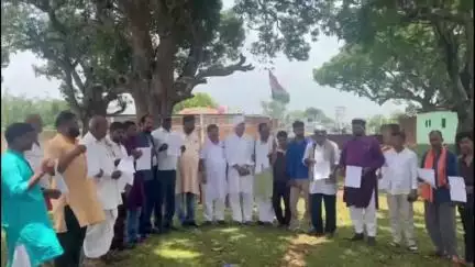 डोकीडीह पंचायत के गिरनिया मोड़ स्थित आम बागान में कांग्रेस प्रखंड कमेटी की हुई बैठक