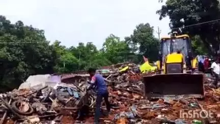 रामगढ़: नया मोड़ में वन विभाग ने अतिक्रमण हटाने के लिए जेसीबी से झुग्गी-झोपड़ियां हटाईं