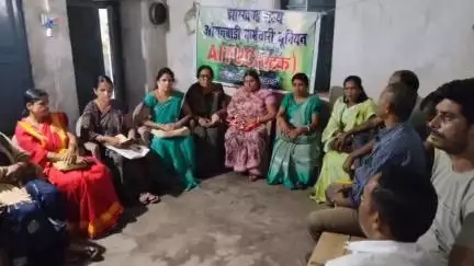 कोडरमा: 9 जुलाई को देशव्यापी आम हड़ताल को सफल बनाने के लिए कोडरमा स्टेशन के पास एटक जिला परिषद ने बैठक की