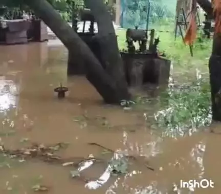 फतेहपुर: सिहाल स्थित नलकूप पर बरसात में खतरे के साये में ड्यूटी देने को मजबूर कर्मचारी, पंचायत उपप्रधान ने विभाग से की हल की अपील