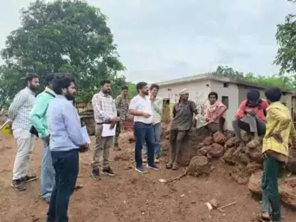 कवर्धा: जिले के वनांचल ग्रामों में चल रहे जनमन आवास कार्यों का जिला पंचायत सीईओ ने किया सघन निरीक्षण
