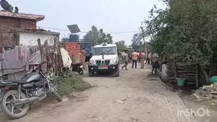 गदरपुर: मझरा हसन में वन विभाग की टीम ने सागौन की जलौनी लकड़ी से भरी ट्रैक्टर-ट्रॉली पकड़ी
